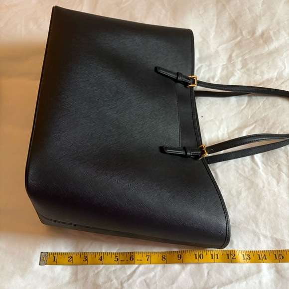 Michael Kors Large Jet Set Tote - Picture 15 of 16